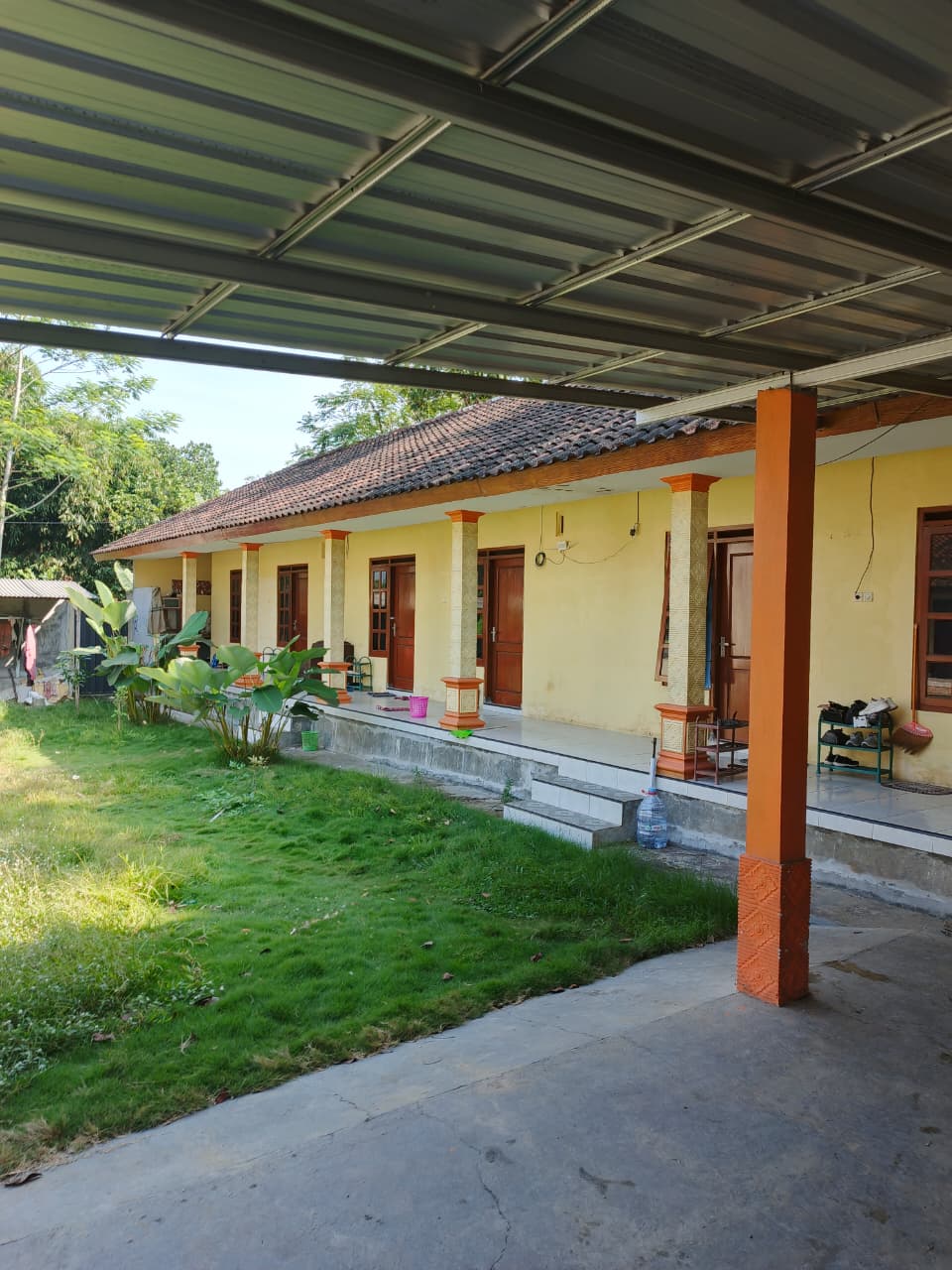 Halaman rumput Kost Putri Salatiga